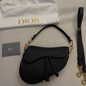 Dior SADDLE BAG WITH STRAP
Black Grained Calfskin
Reference: M0455CBAA_M900